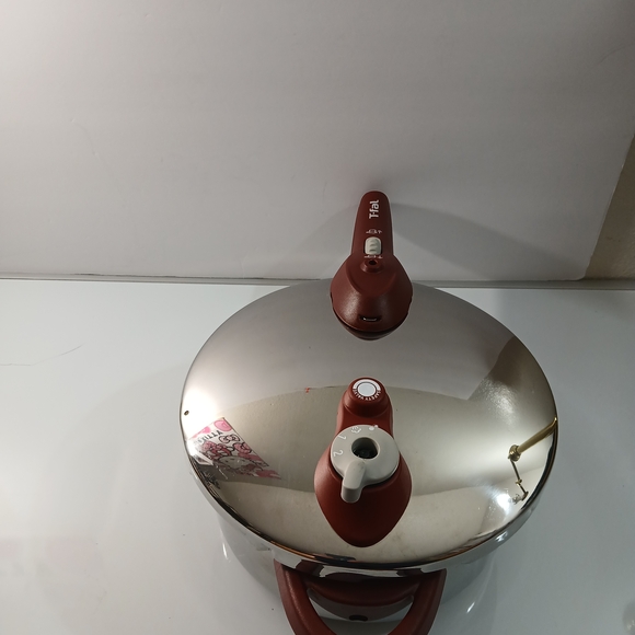 Silver and Red Pressure Cooker 4L - Picture 3 of 15